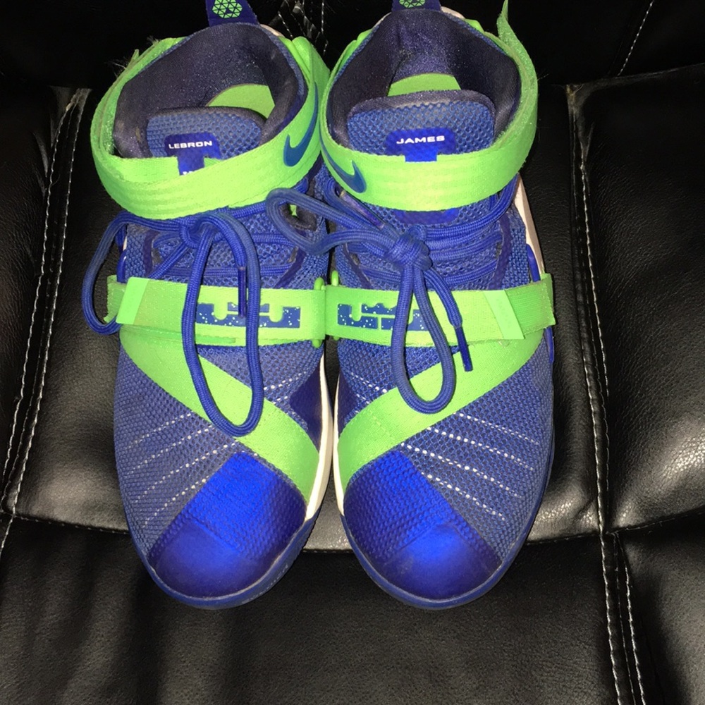 Lebron James Nike size 5.5 Super Nice!